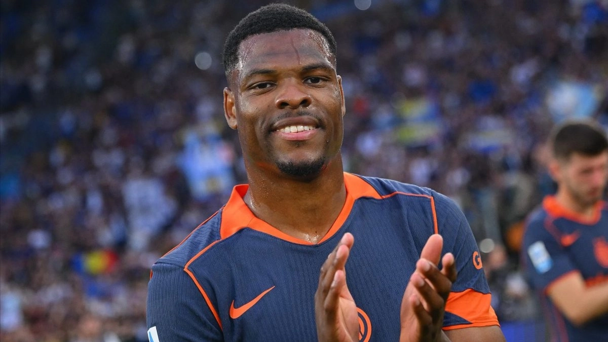 Denzel Dumfries aplaude a los aficionados del Inter de Milán tras un partido