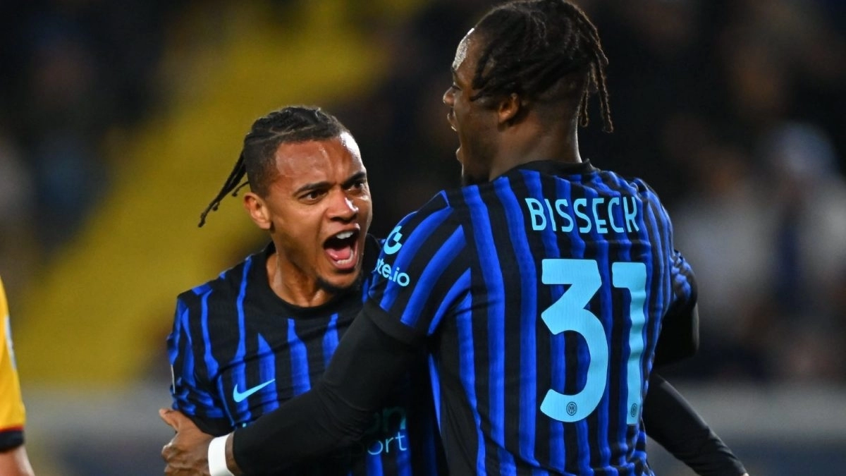 Bisseck and Akanji celebrate a goal from Inter Milan