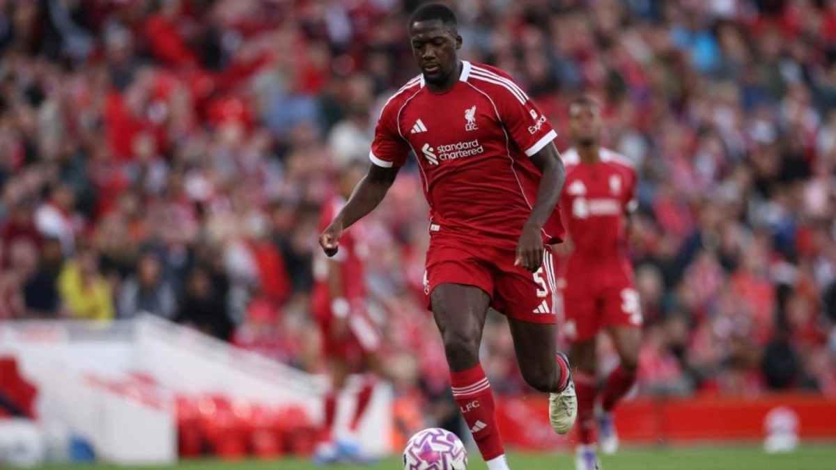 Ibrahima Konaté durante un partido con el Liverpool