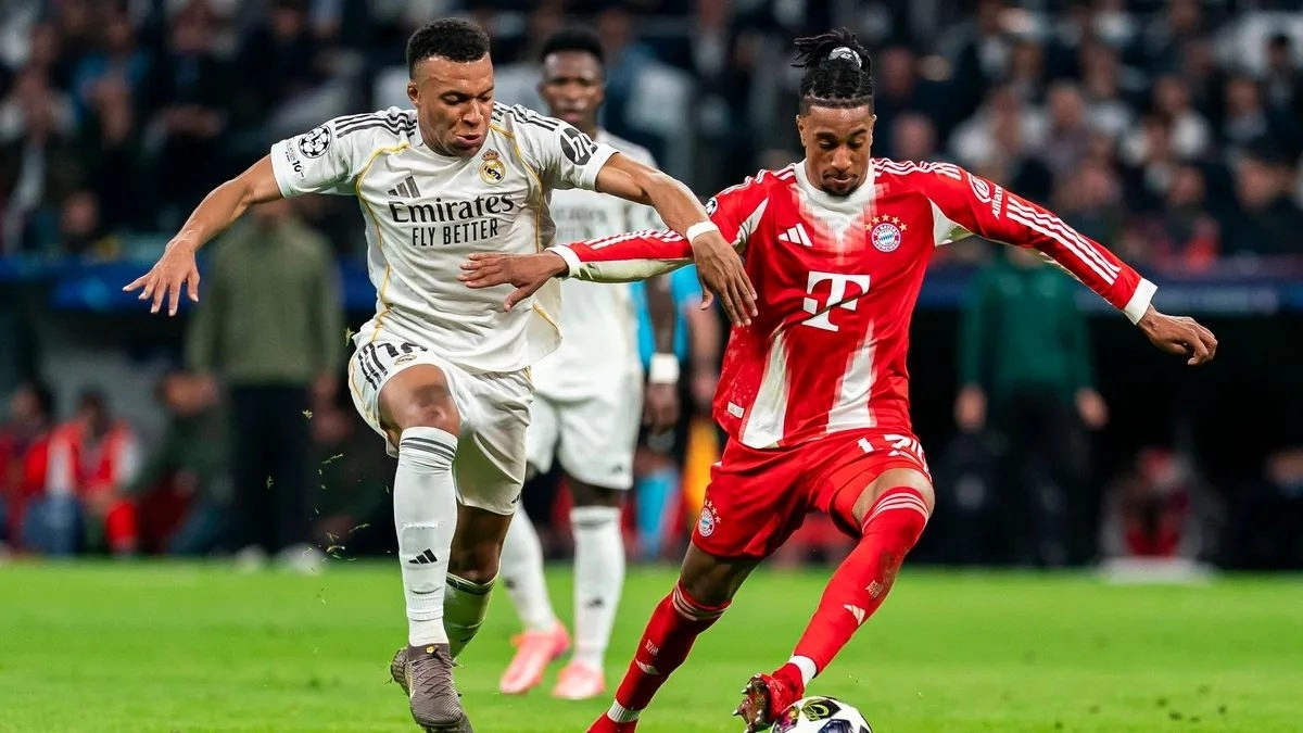 Michael Olise y Kylian Mbappé durante un Real Madrid - Bayern de Múnich