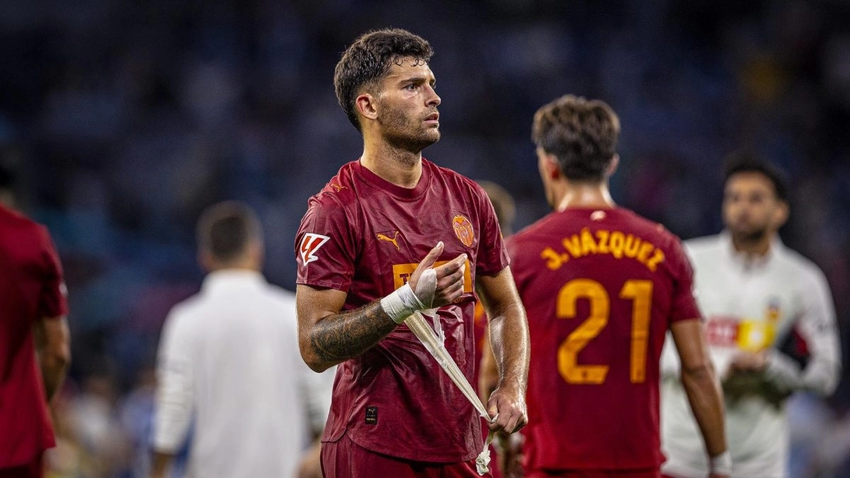 Hugo Duro durante un partido del Valencia