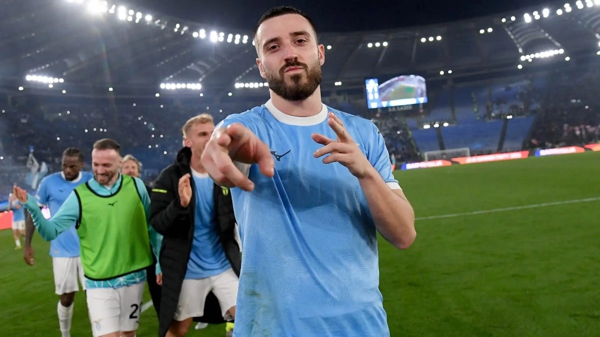 Mario Gila celebra una victoria de la Lazio