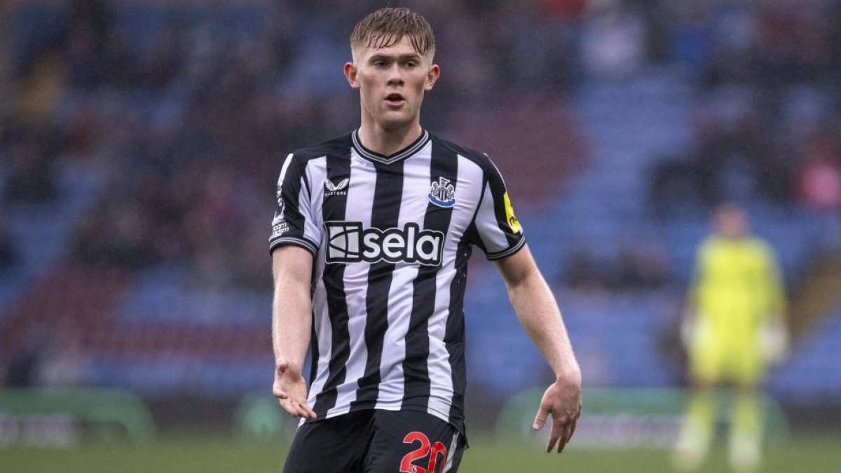 El Manchester United no se olvida de Lewis Hall