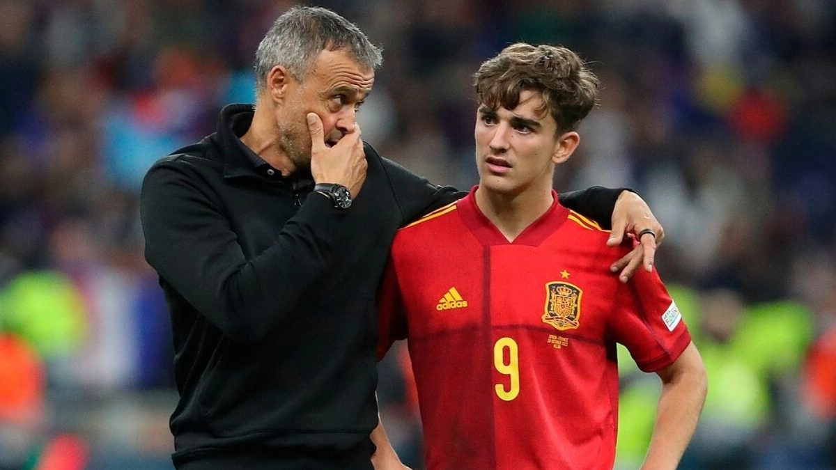 Luis Enrique y Gavi tras un partido de la selección española
