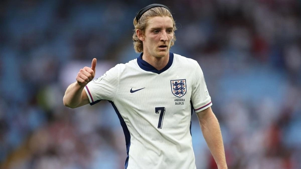 Anthony Gordon durante un partido con la selección de Inglaterra