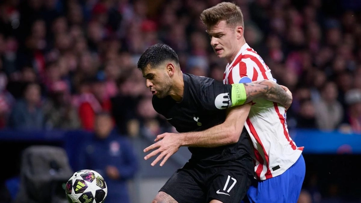 Cuti Romero y Alexander Sorloth durante un Atlético de Madrid - Tottenham