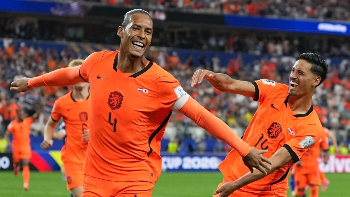Virgil van Dijk celebra su gol con Países Bajos ante Japón en el Mundial