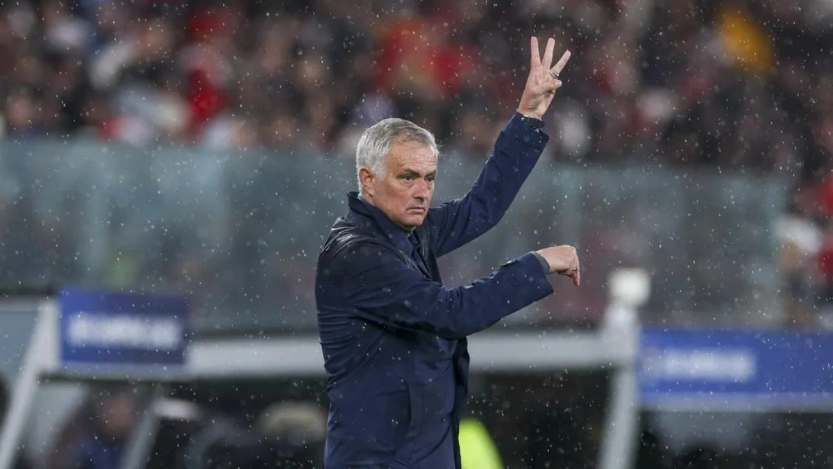 José Mourinho durante un partido lluvioso
