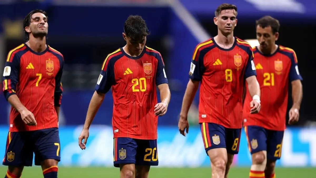 Los jugadores de España, cabizbajos durante un partido del Mundial
