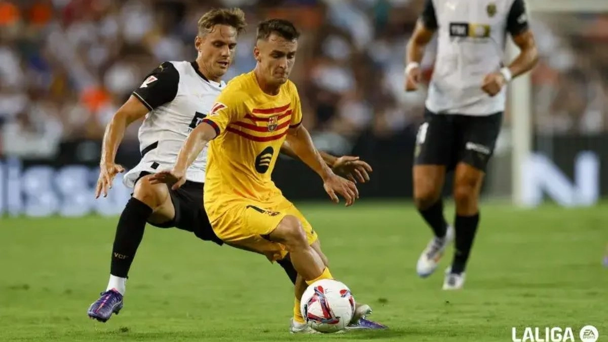 Marc Casadó durante un Valencia - FC Barcelona