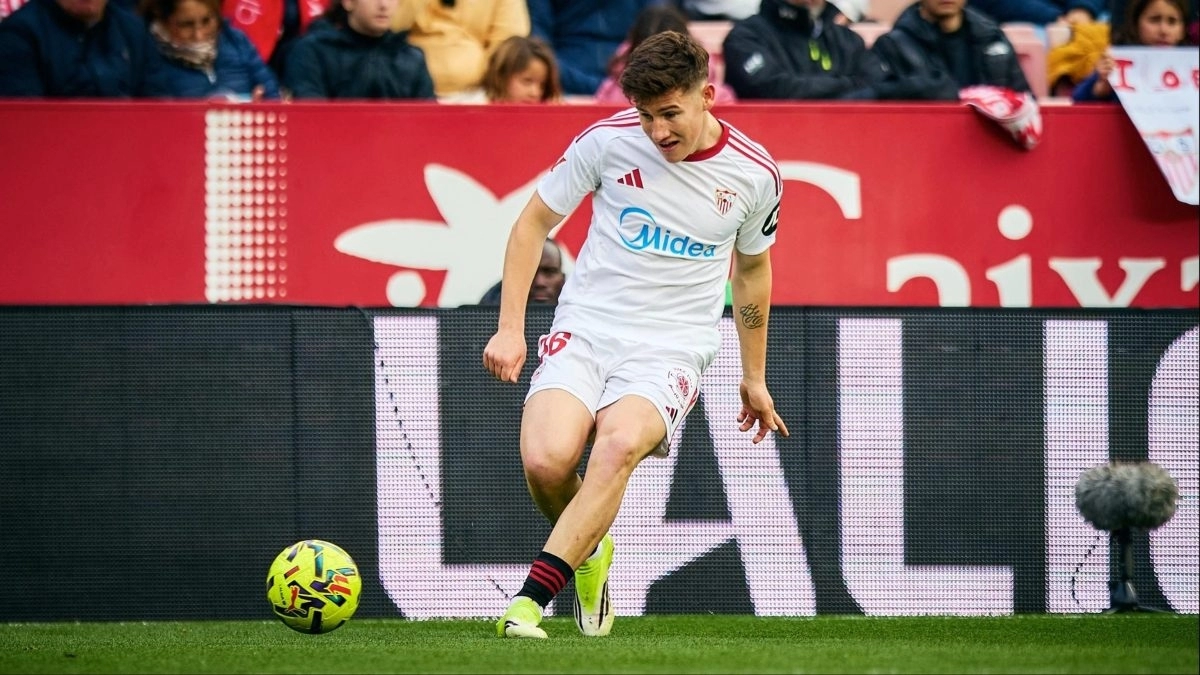 Oso, lateral izquierdo del Sevilla, durante un partido en el Ramón Sánchez-Pizjuán