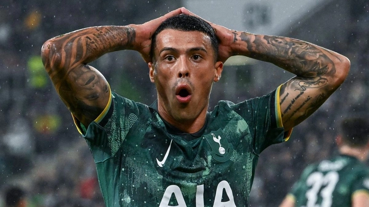 Pedro Porro se lamenta durante un partido con el Tottenham