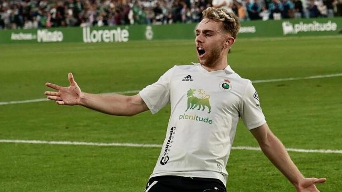 Peque Fernández celebra un gol anotado con el Racing de Santander