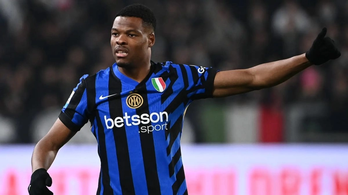 Denzel Dumfries durante un partido con el Inter de Milán