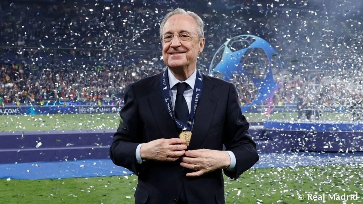 Florentino Pérez posa con la medalla de la Champions League