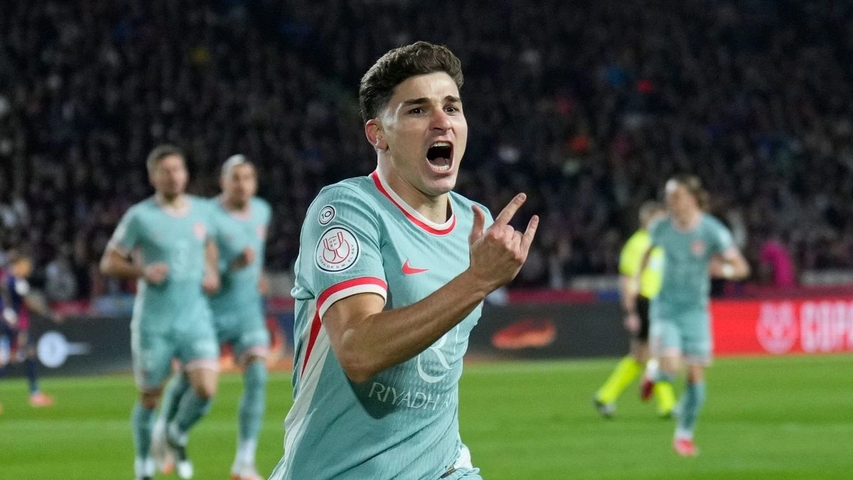 Julián Álvarez celebra un gol anotado con el Atlético de Madrid ante el FC Barcelona