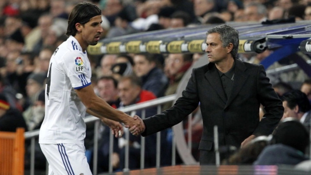 José Mourinho saluda a Sami Khedira en su primera etapa como entrenador blanco / stern.de