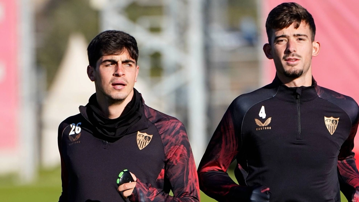 Juanlu Sánchez, junto a Kike Salas, en un entrenamiento / Sevilla FC