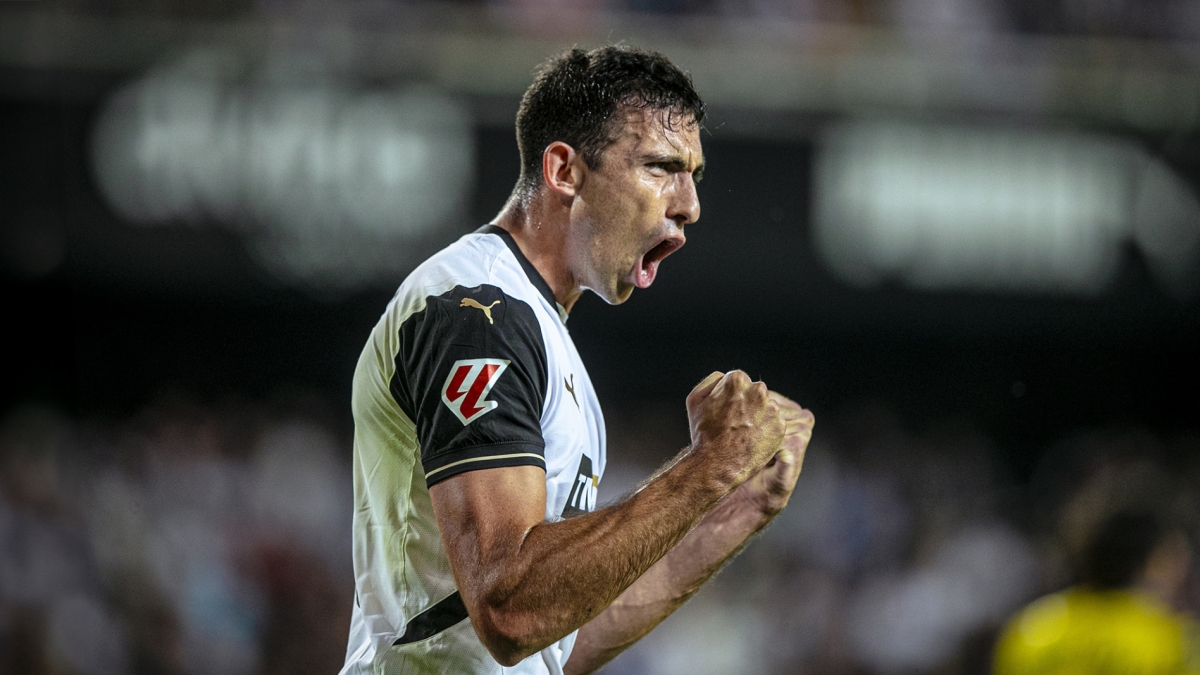 César Tárrega tiene un pie fuera del Valencia