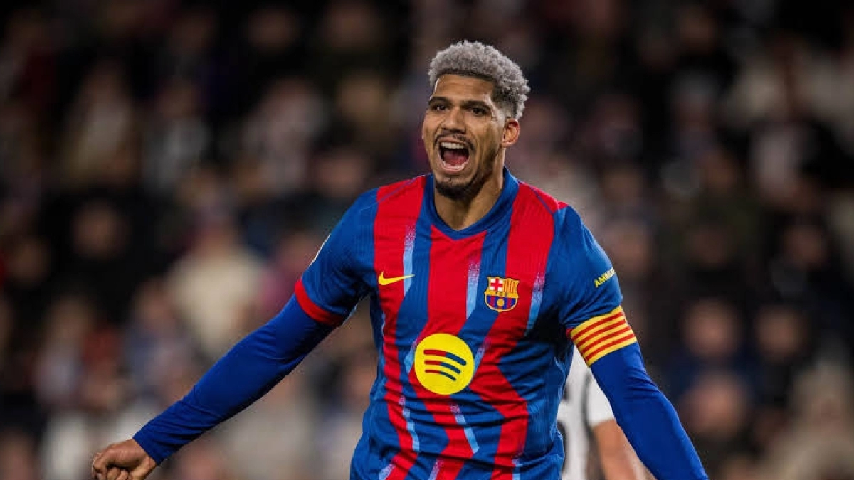 Araujo, señalado para irse, sigue sin pensar en la salida del Barcelona / Eldesmarque