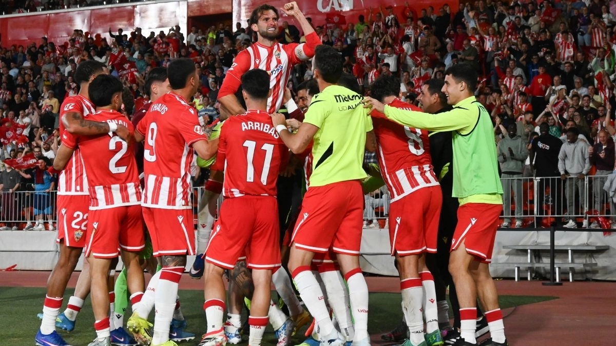 Los jugadores del Almería celebran un gol