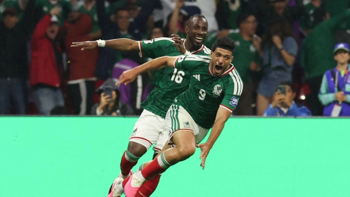 Raúl Jiménez y Julián Quiñones celebran un gol de México ante Ecuador en el Mundial
