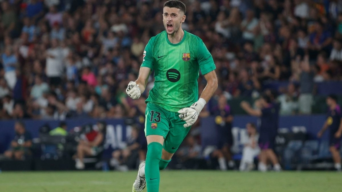 Joan García celebra un gol del Barcelona