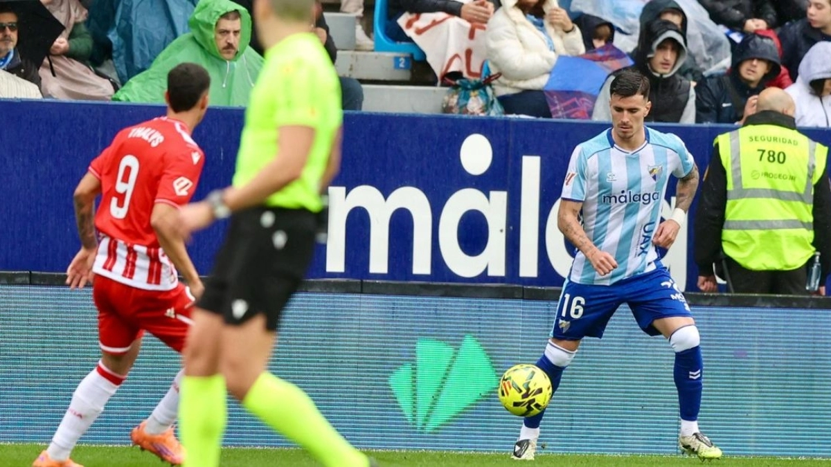 Diego Murillo, Málaga's center-back, will not be able to play the first matches due to an injury. / Carlos Guerrero