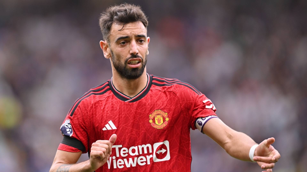 Galatasaray go all out for Manchester United's Portuguese attacking midfielder Bruno Fernandes, offering £64 million
