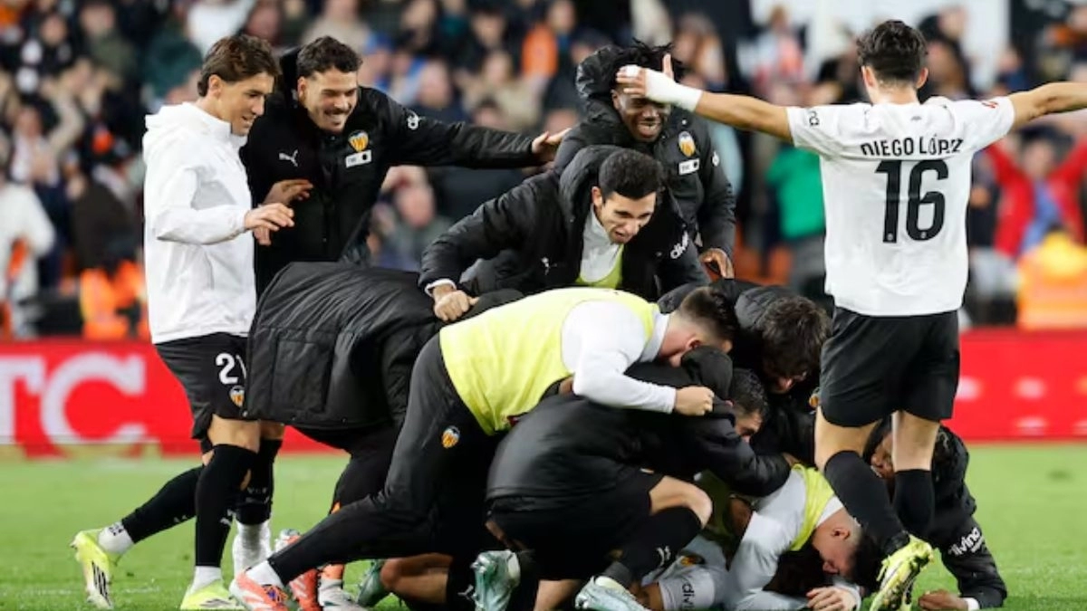 Los jugadores del Valencia celebran un gol