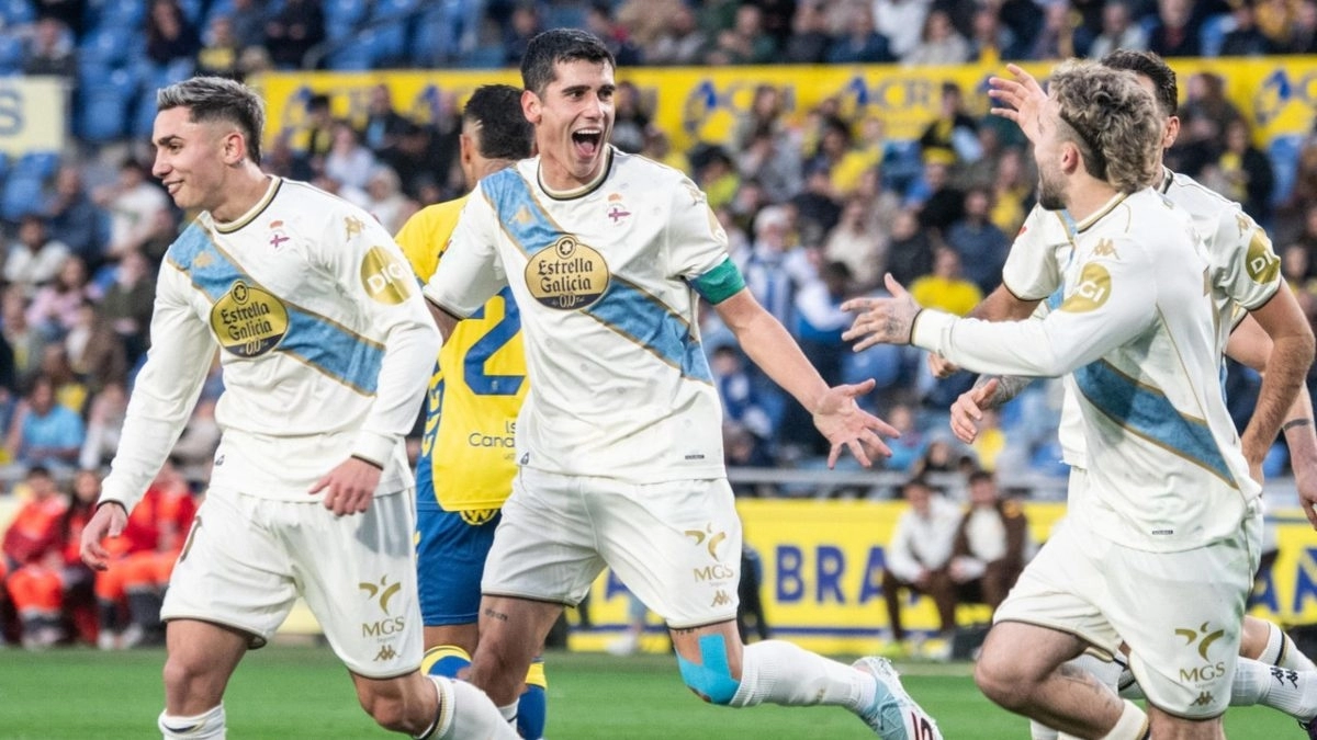 Los jugadores del Deportivo de La Coruña celebran un gol