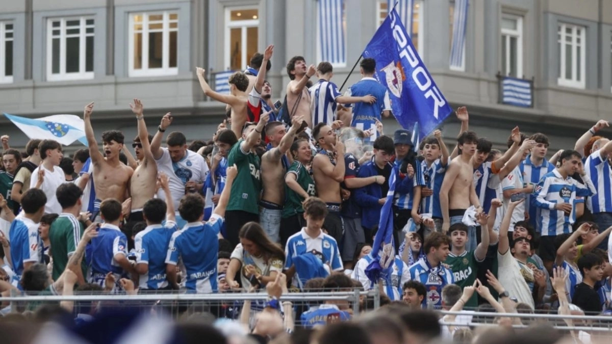 Los aficionados del Deportivo celebran el ascenso a Primera División