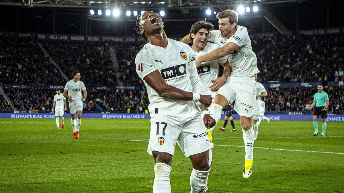 Los jugadores del Valencia celebran un gol