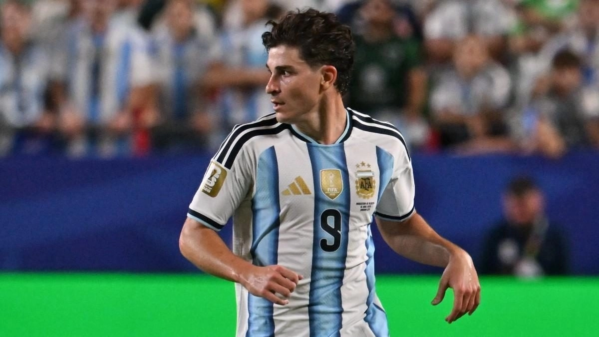 Julián Álvarez durante un partido con la selección de Argentina