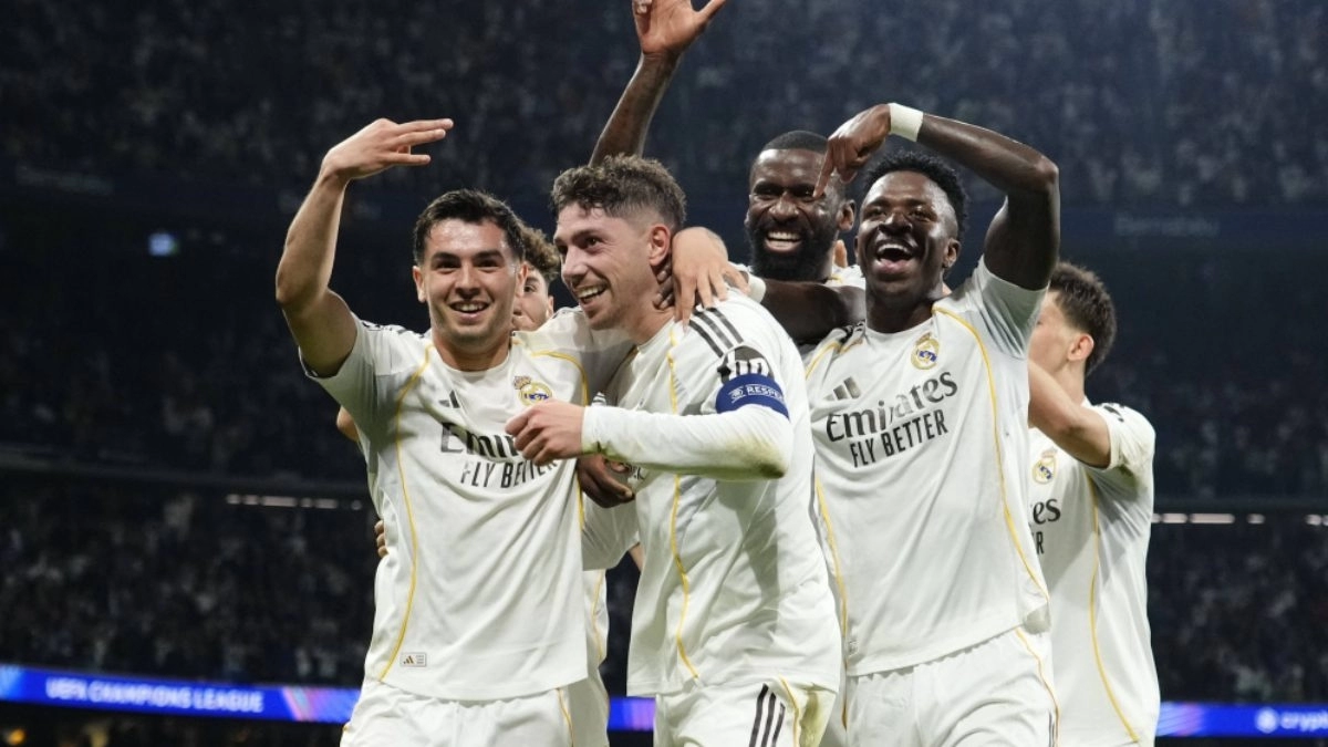 The players of Real Madrid celebrate a goal.