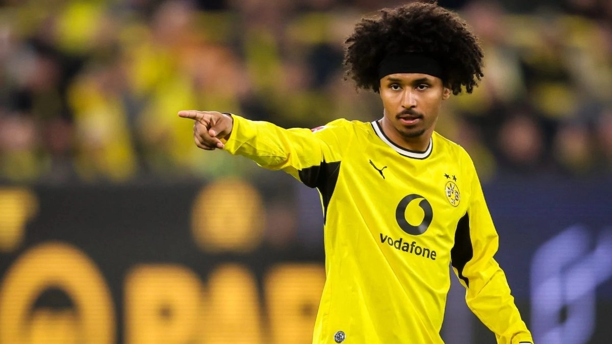 Karim Adeyemi durante un partido con el Borussia Dortmund