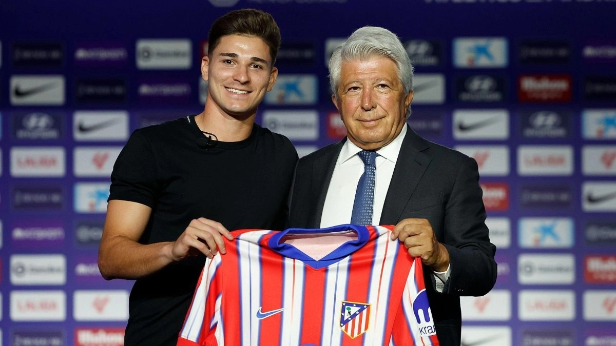 Julián Álvarez durante su presentación con el Atlético de Madrid