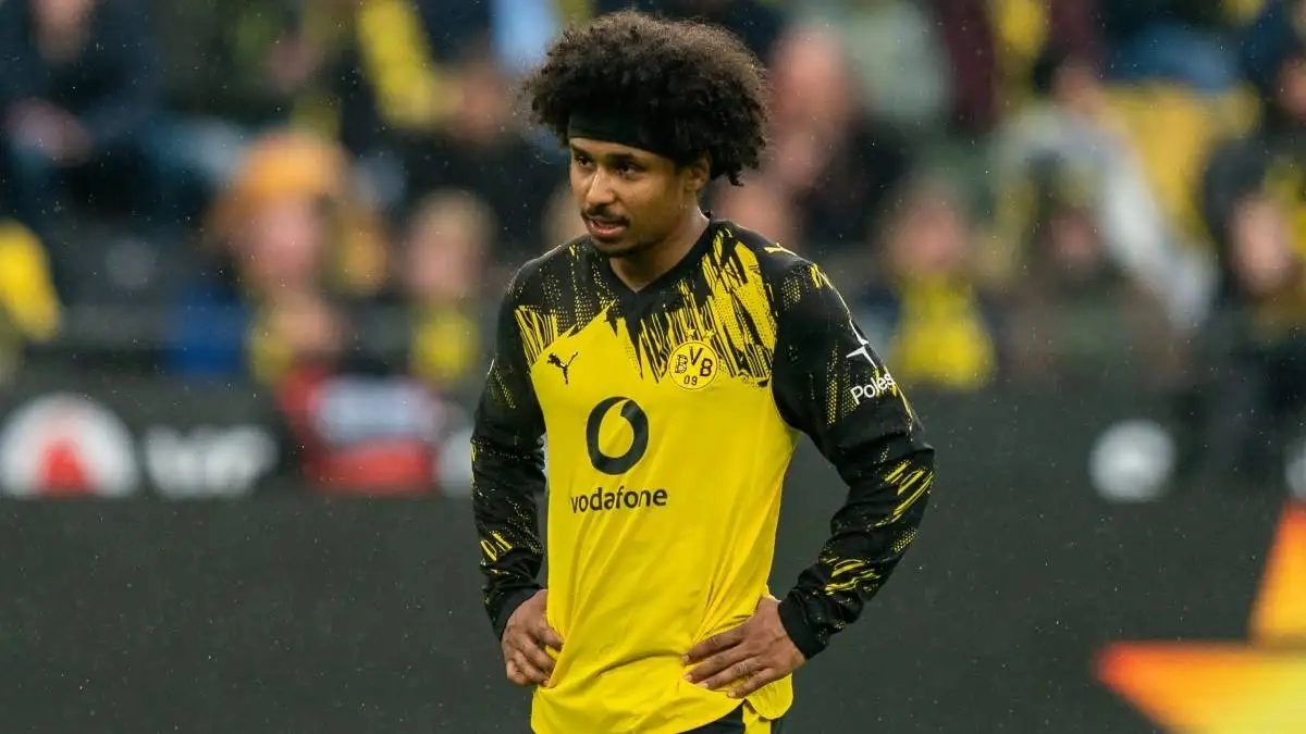 Karim Adeyemi durante un partido con el Borussia Dortmund