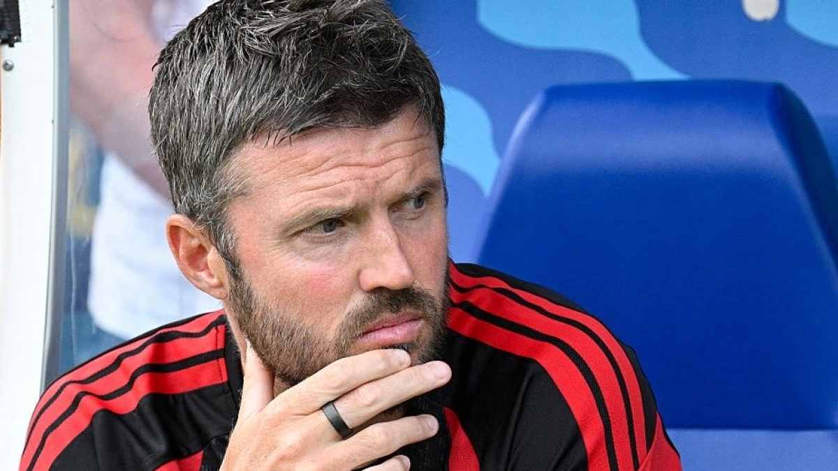 El Manchester United ha alcanzado un acuerdo en principio sobre los términos contractuales con Manu Koné, centrocampista de 25 años de la AS Roma, en este mercado de fichajes de verano. El francés es la nueva petición de Michael Carrick  La directiva de Old Trafford negocia intensamente con el club italiano para reducir las pretensiones de 60 millones de euros fijadas en el Stadio Olímpico, tras presentar una oferta formal cercana a los 50 millones de euros.  El Manchester United acelera para fichar a Manu 