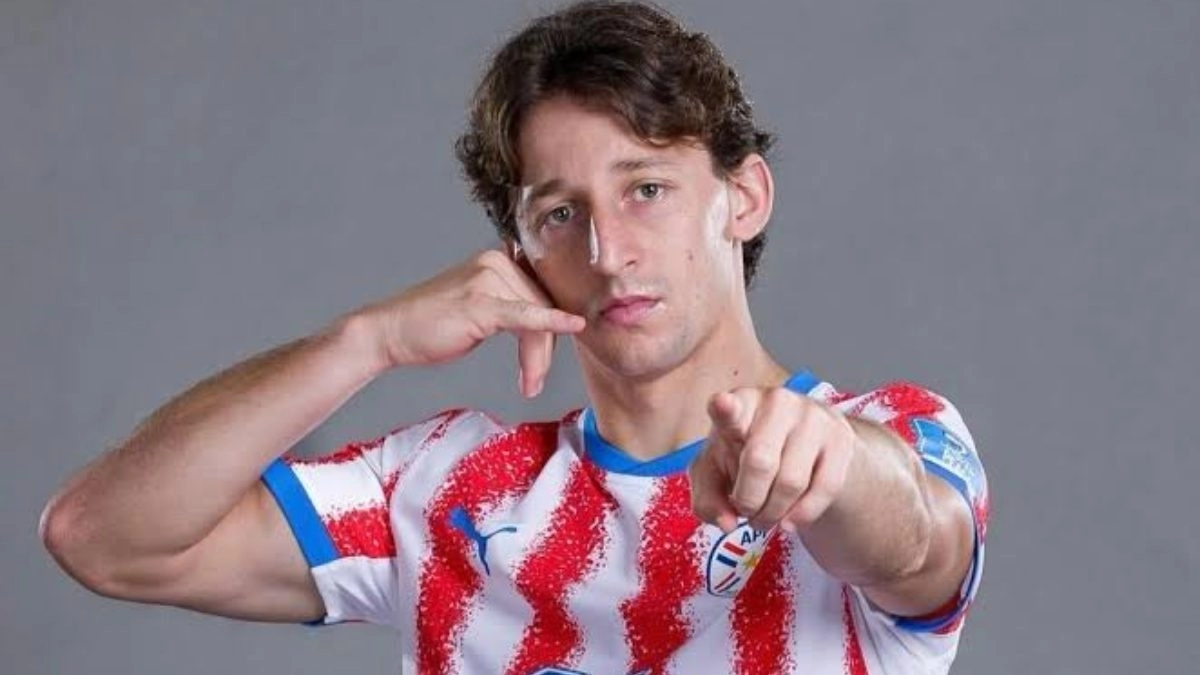 Matías Galarza posa con los colores de la selección de Paraguay