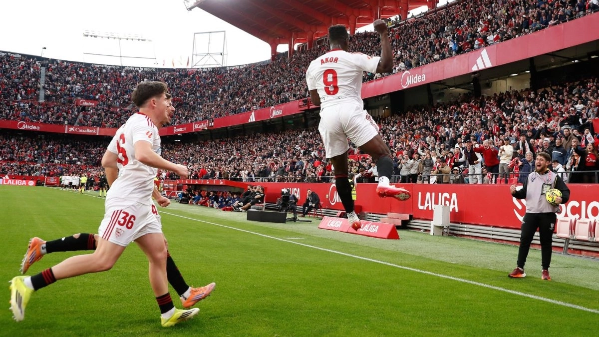 Los jugadores del Sevilla celebran un gol de Akor Adams