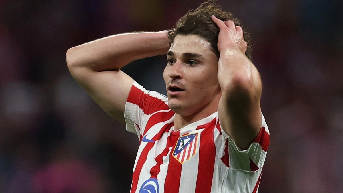 Julián Álvarez se lamenta de una acción con el Atlético / EFE