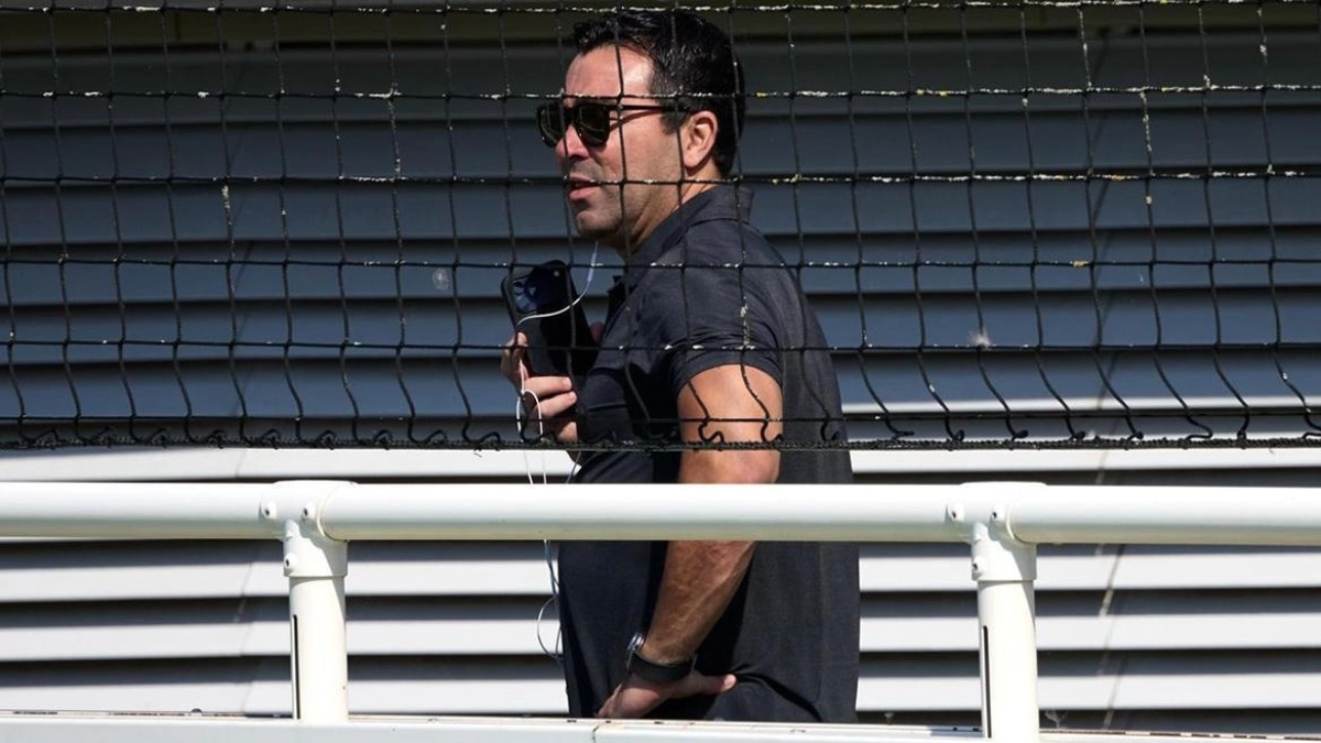 Deco va a por un central nuevo para el Barcelona / Sport