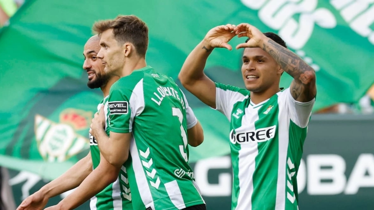 El Betis acelera por Troy Parrott / El Heraldo