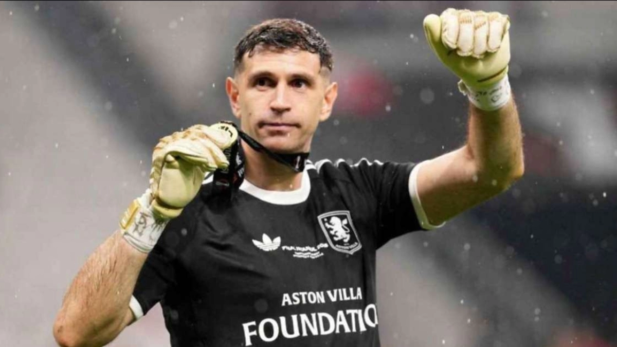 Dibu Martínez, with the Europa League champion medal / Getty Images