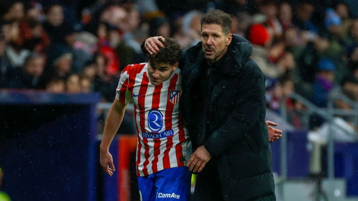 Julián Álvarez, con el 'Cholo' Simeone / EFE
