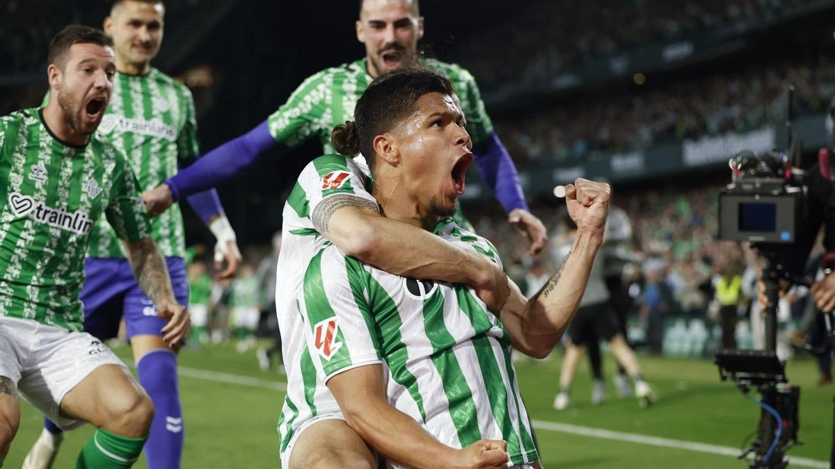 Cucho celebra un gol con el Real Betis / Getty Images