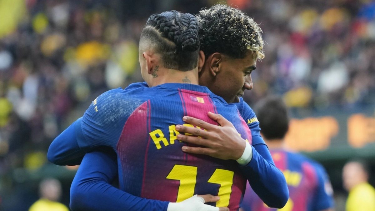 Raphinha celebra un gol con Lamine Yamal / EFE