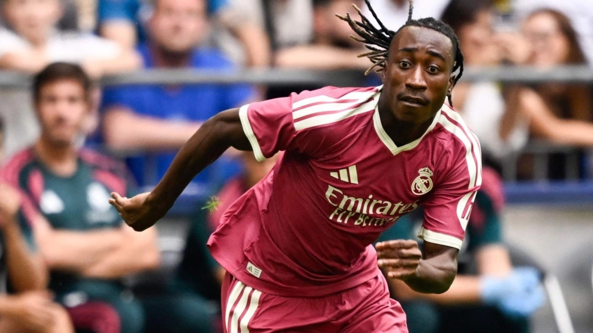 Diomande presiona a Vinicius en el Real Madrid / DefensaCentral