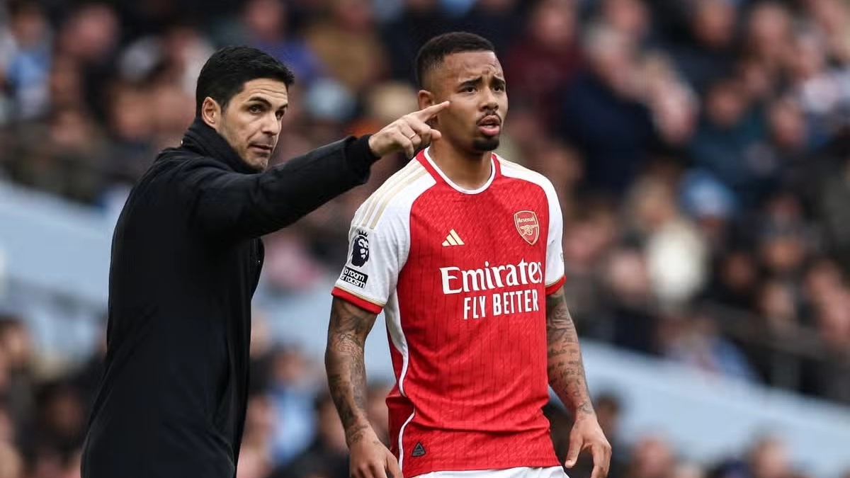Mikel Arteta gives instructions to Gabriel Jesus at Arsenal / Getty Images